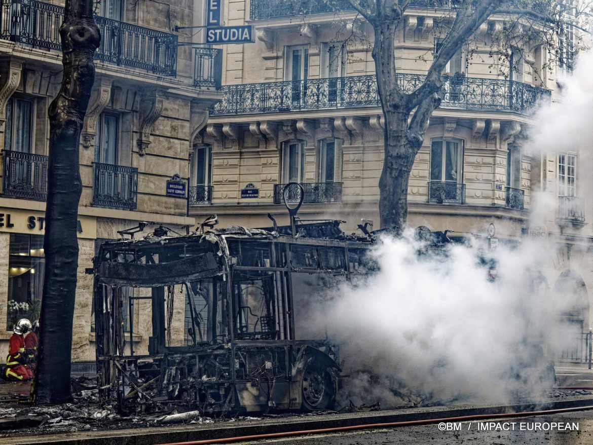 UN BUS EN FLAMMES EN PLEIN COEUR DE PARIS