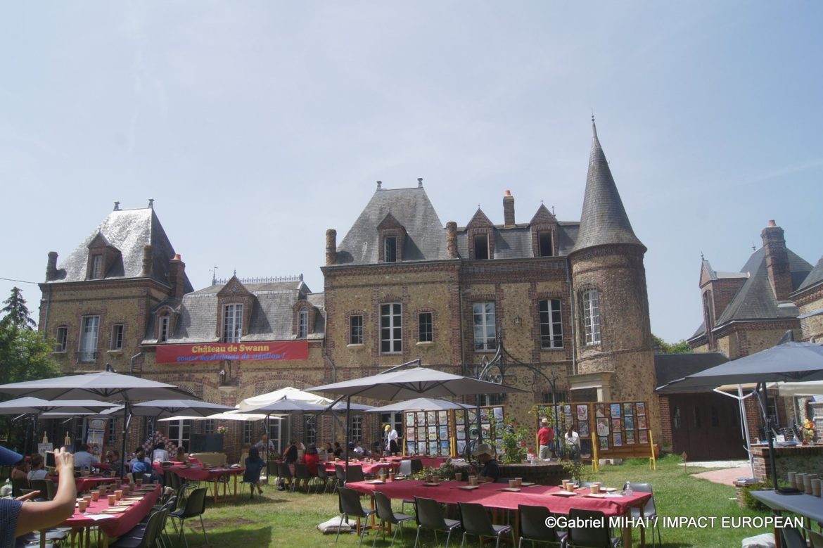 DESSINS D’ENFANTS ET PHOTOGRAPHIES VENDUS AUX ENCHERES AU CHATEAU DE SWANN