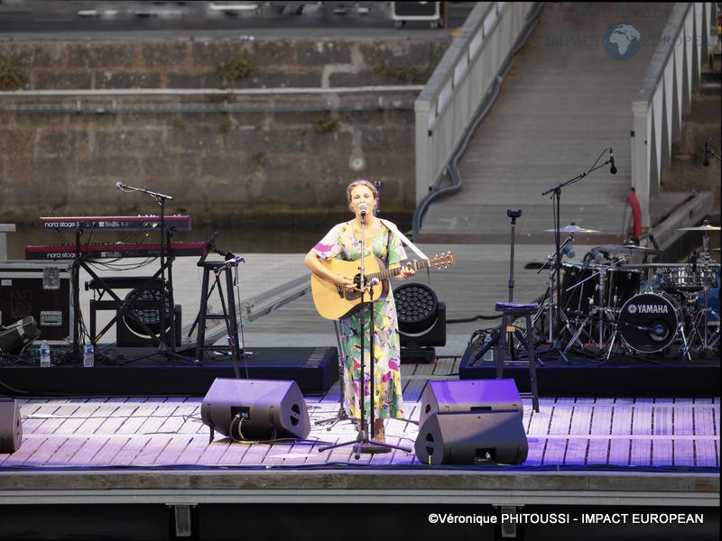 Agathe Robert en concert sur la scène Flottante d’Agde