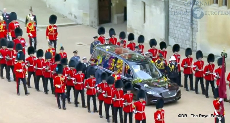 La reine repose désormais au côté de son mari dans un cercueil vieux de plus de trente ans