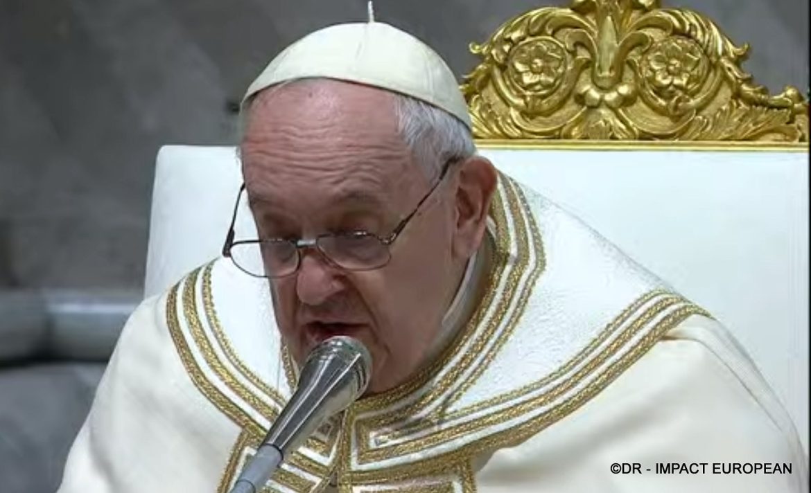 Le pape François a rendu hommage samedi à son prédécesseur Benoît XVI, décédé samedi matin