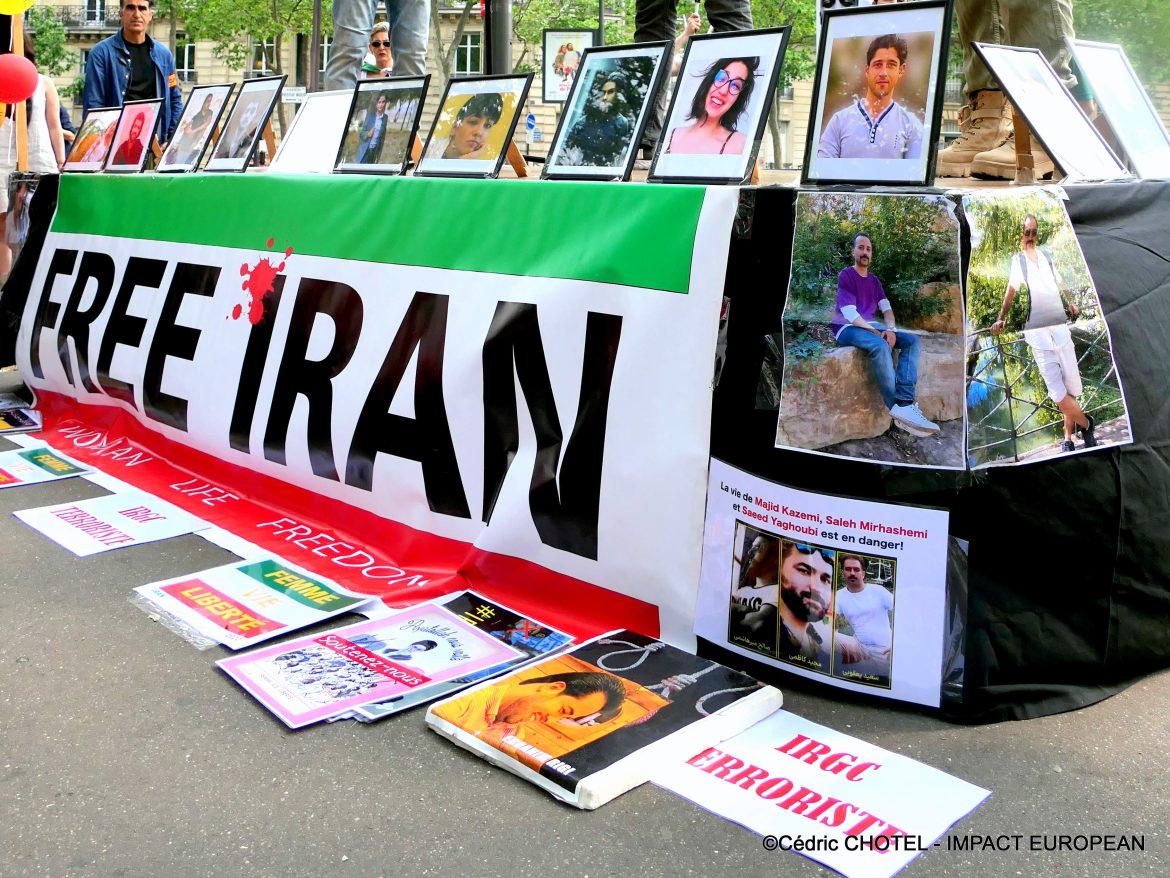 Rassemblement près de l’ambassade d’Iran à Paris contre les relations avec l’Iran