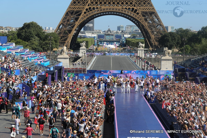 La France accueille les Jeux Olympiques de 2024, les défilés chaque jour à Trocadero