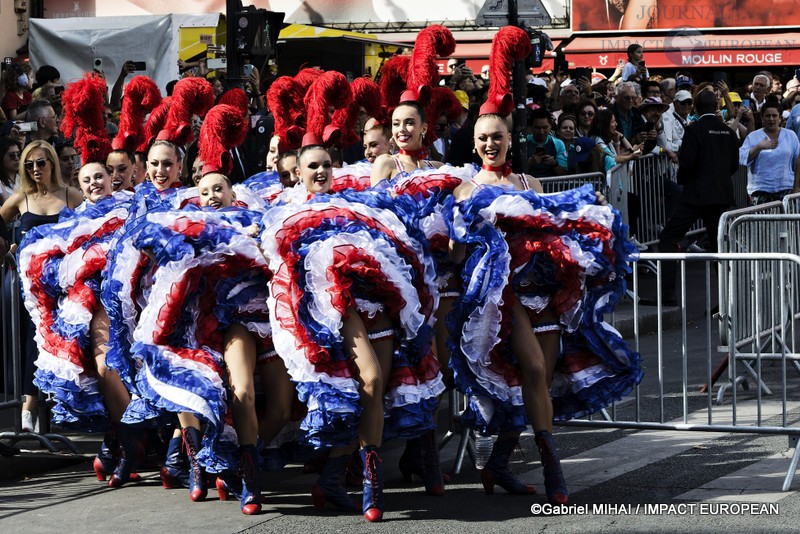 Les danseuses du Moulin Rouge rejoignent la scène place Blanche avant leur représentation.