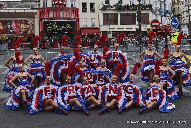 Les danseuses du Moulin Rouge composent les mots « TOUR DE FRANCE » devant le célèbre cabaret parisien lors des animations organisées avant la dernière étape du Tour de France.