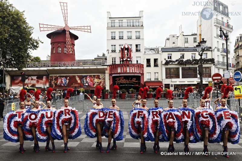 Les danseuses du Moulin Rouge présentent une chorégraphie en formant l'inscription « TOUR DE FRANCE » devant le cabaret de la place Blanche à Paris.