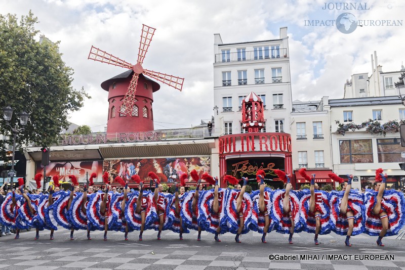 Les danseuses du Moulin Rouge exécutent un French Cancan devant le célèbre cabaret lors des animations organisées pour la dernière étape du Tour de France à Paris.