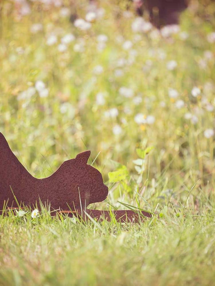 silhouet speelse poes kat rekt zich uit tuindecoratie staal metaal