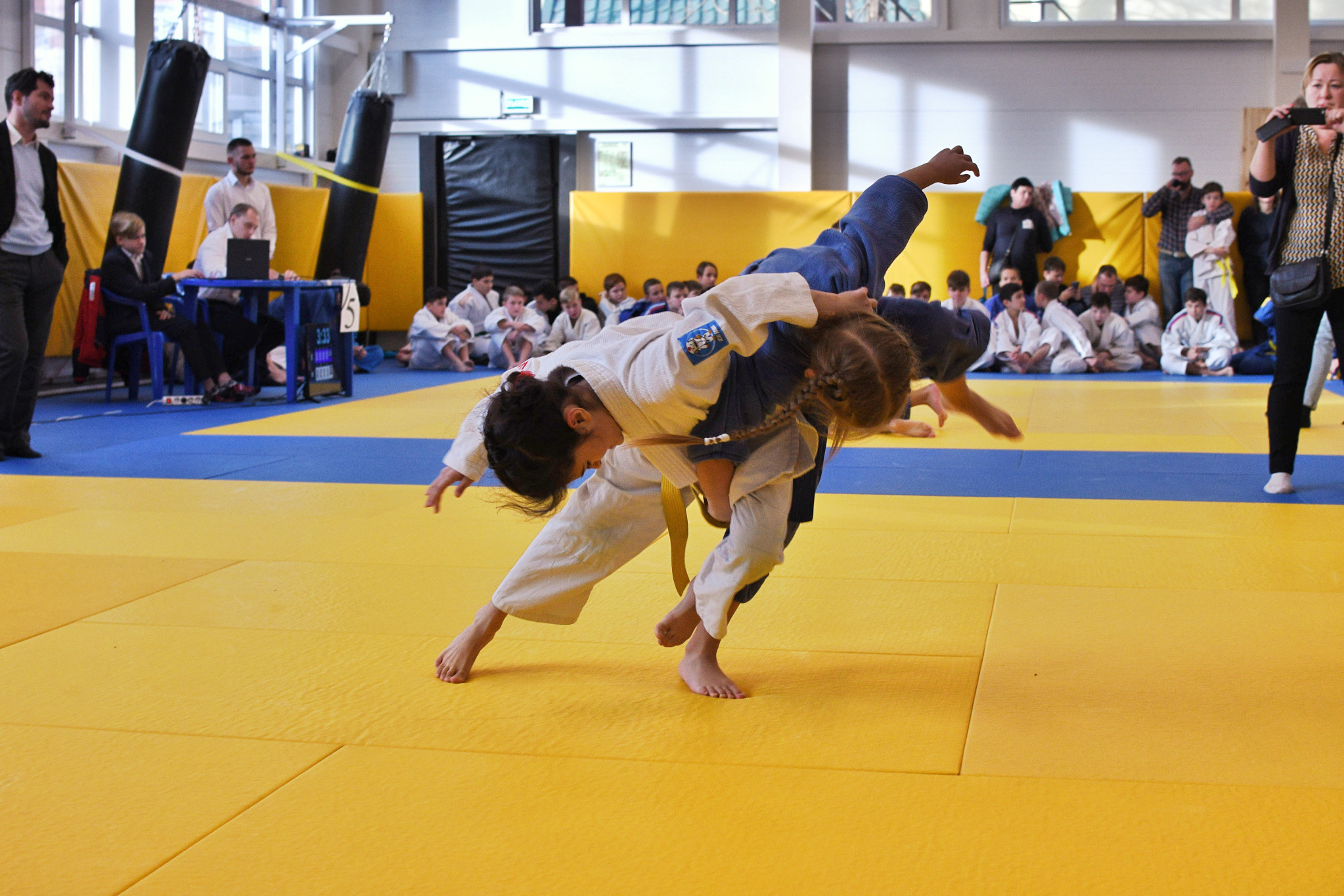 sport-child-competition-children-kids-wrestling-fight-struggle-tatami-judo_t20_XxJmnX