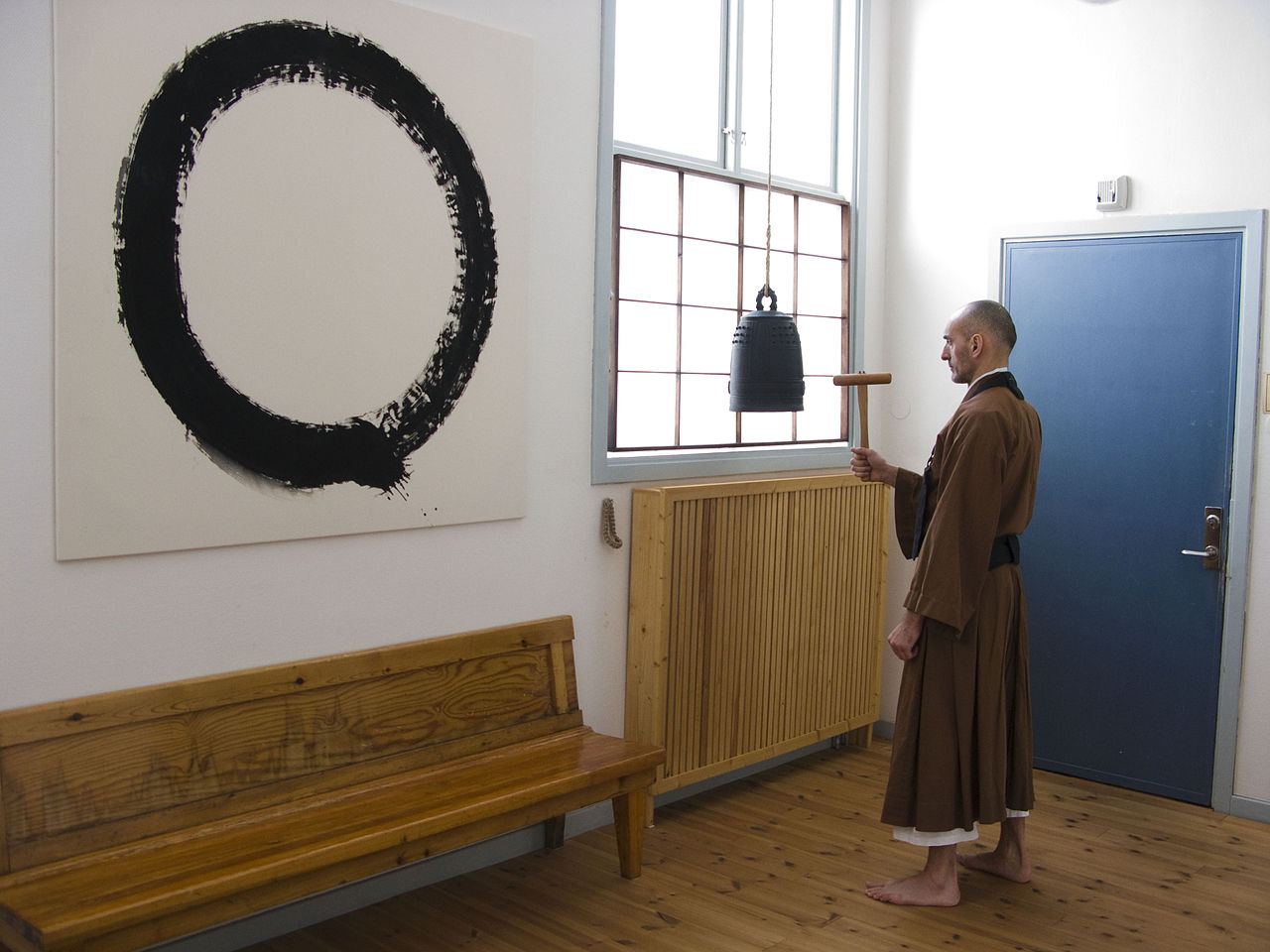 1280px-Zazen_bell_with_Enso_in_Background