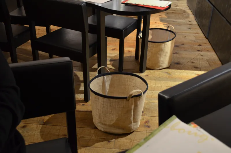 Veske i kurv ved stol på restaurant i Japan