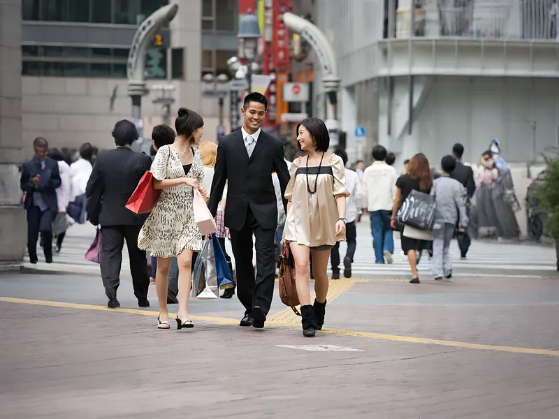 Folk som beveger seg rolig og systematisk i japansk bymiljø