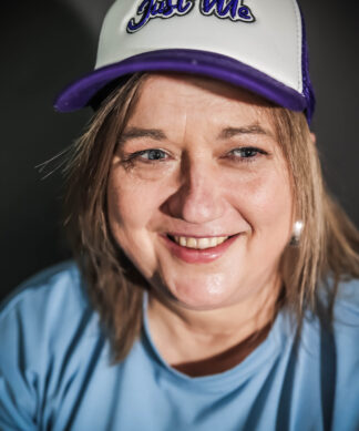 casquette et logo bleu électrique contour brun