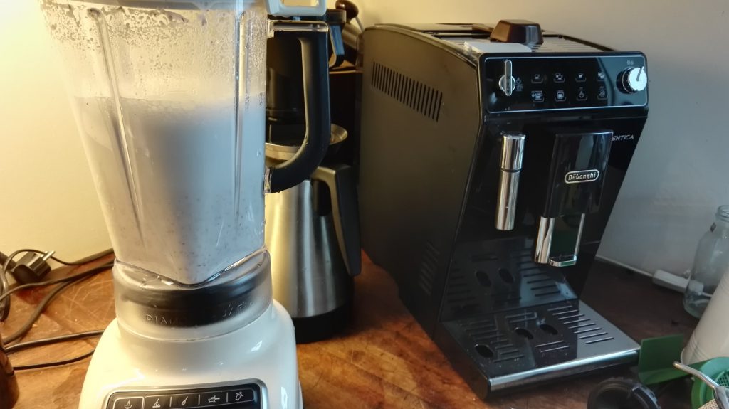 Mandelmelk laget i blender.