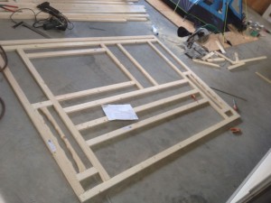 Nieuw opbouwen van raamwerk voor de achterwand. Veel meetwerk waar de houten latten moeten komen ivm vastschroeven.