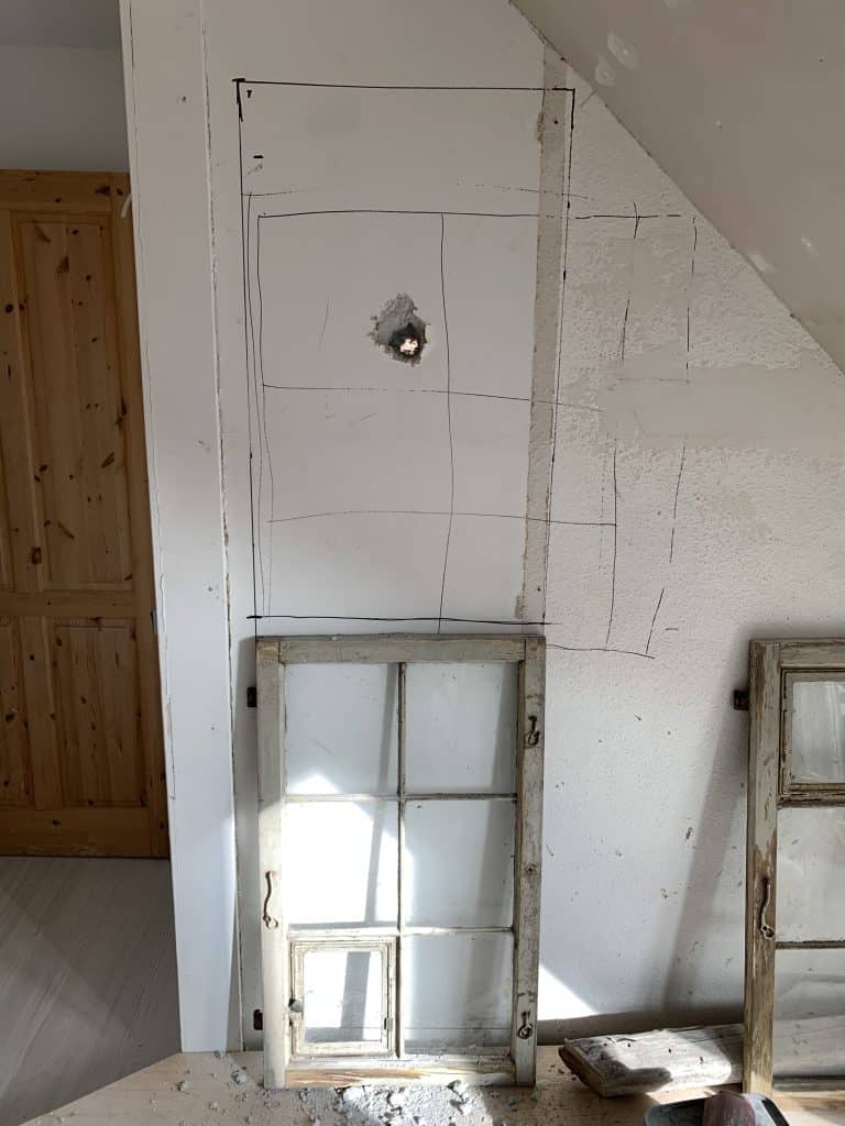Gamle vinduer sat op under renovering af lejlighed – lyset lukkes ind”