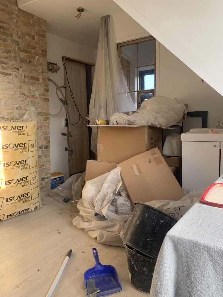 “Byggerod og materialer under renovering af lejlighed i Hørsholm”