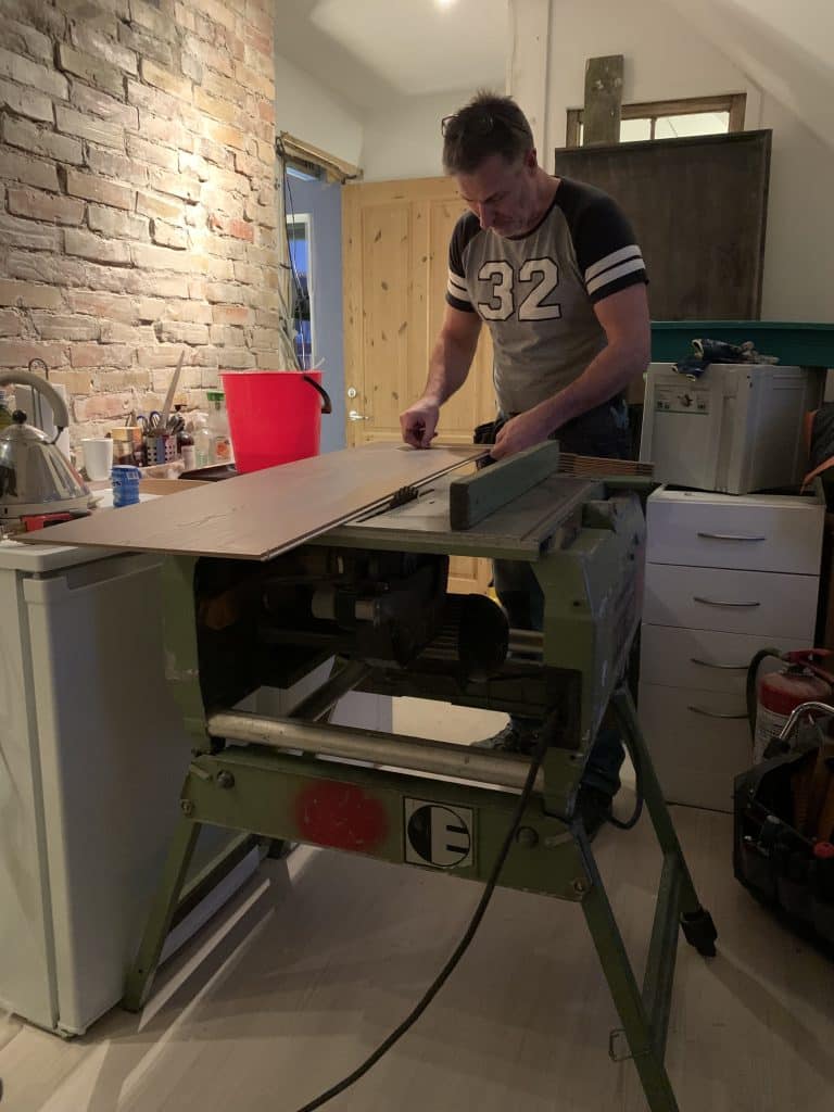 “Handymanden arbejder på køkkenbord under renovering af lejlighed”