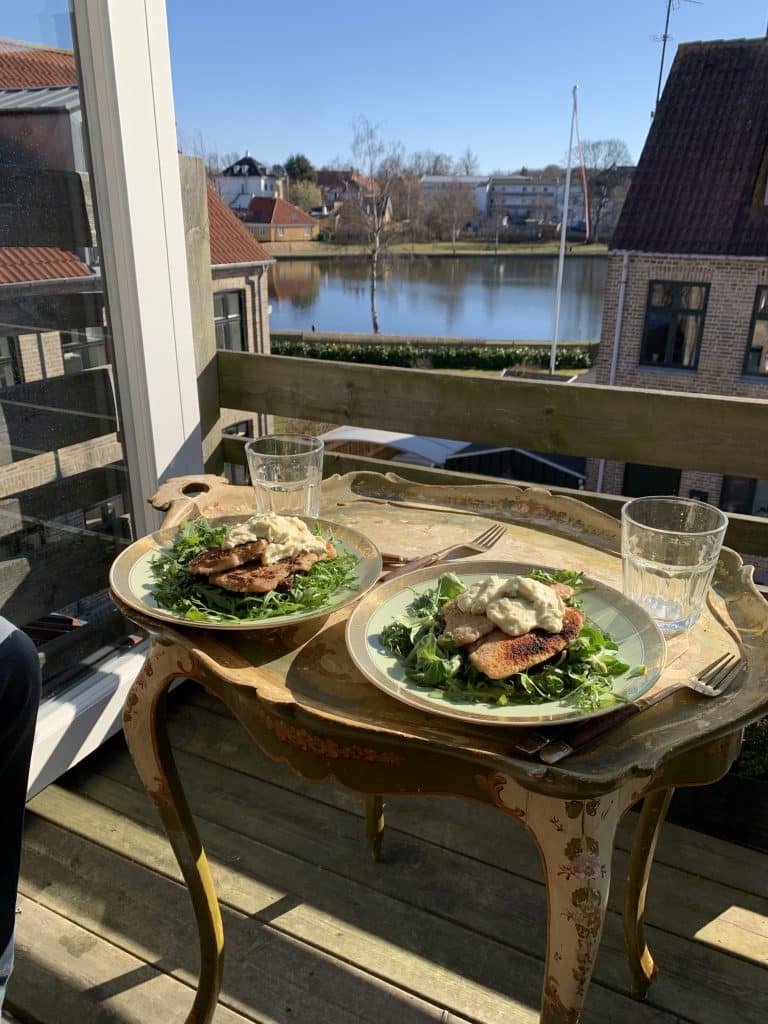 “Frokostpause med udsigt midt i renovering af lejlighed”