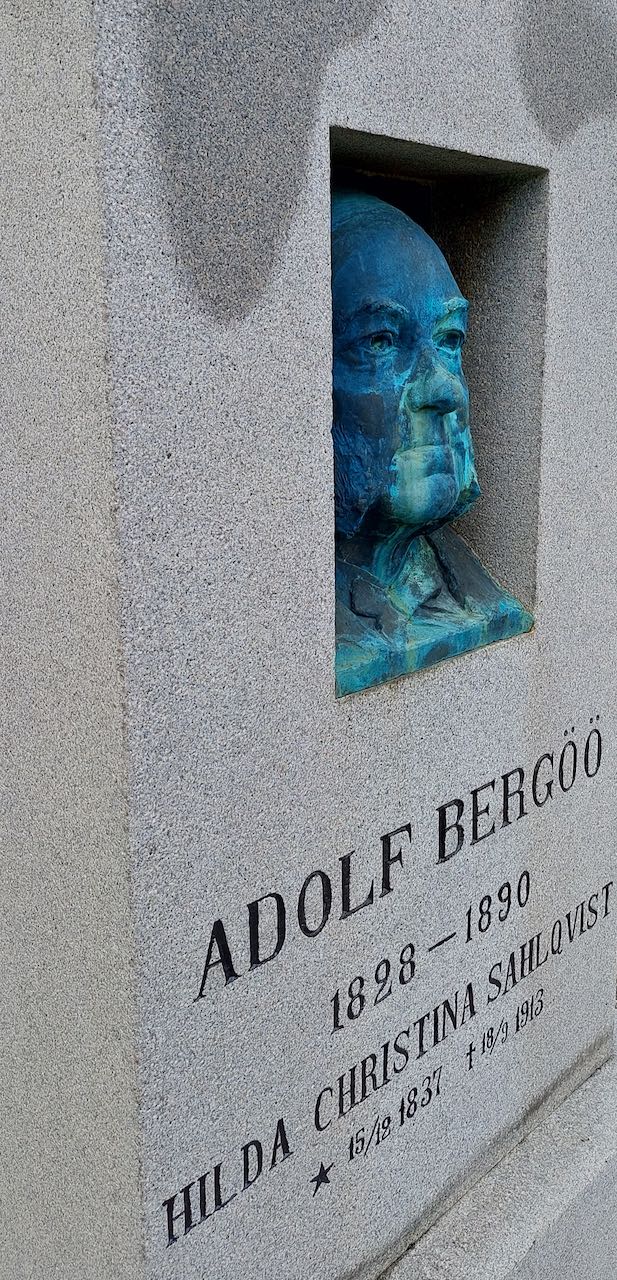 Adolf och Hilda Bergöös gravsten