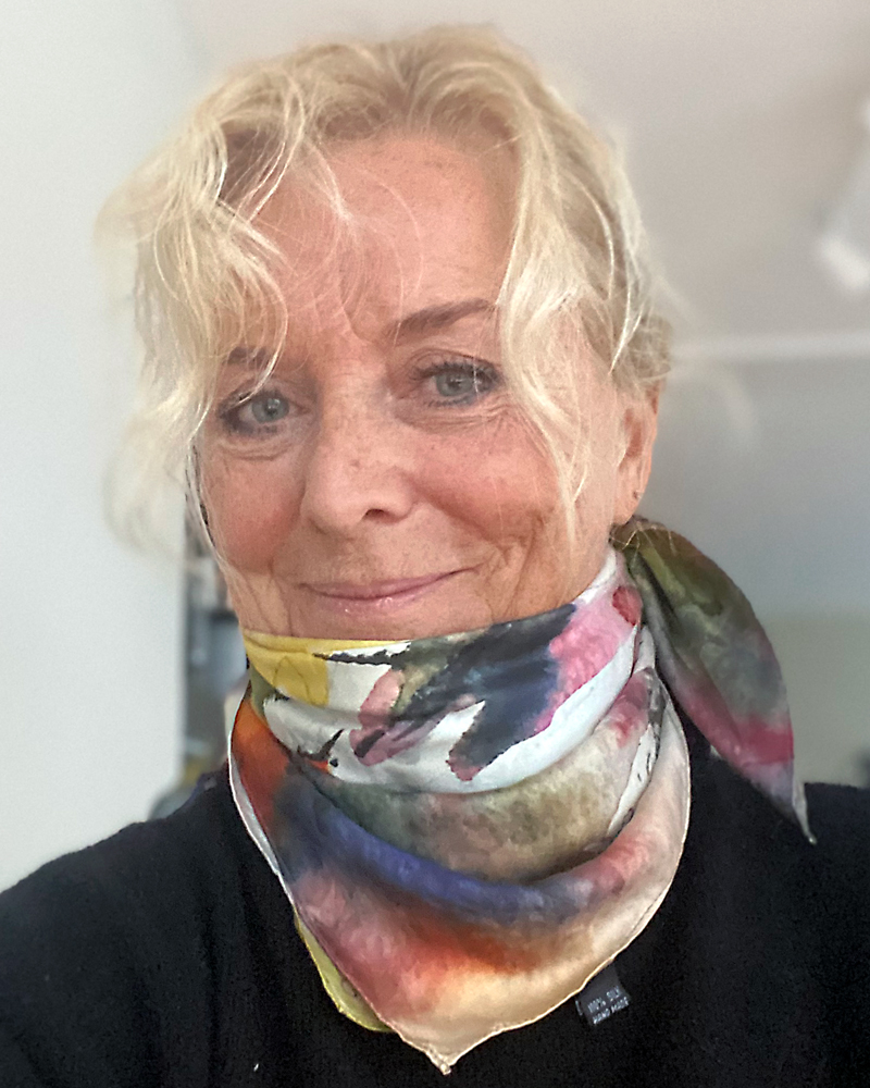 Silketørkle av Kari Rindahl Endresen med blomsterakvarell