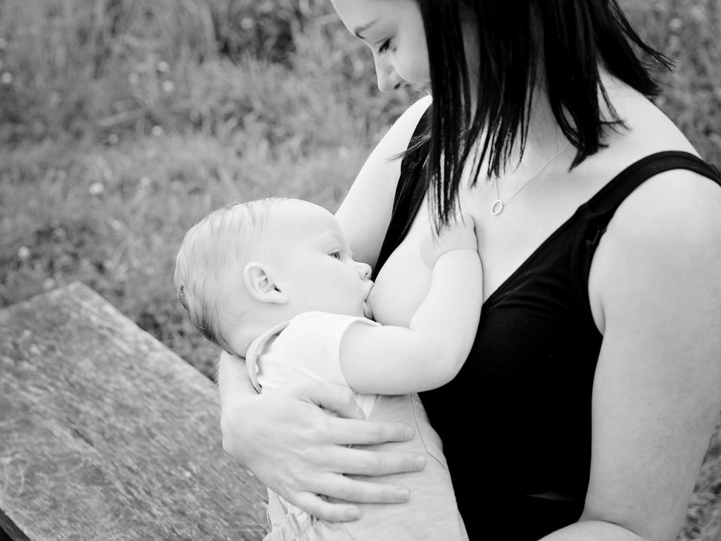 breastfeeding photography edinburgh - black and white mum and baby photo
