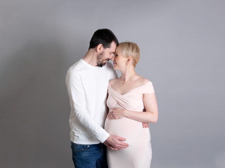 pregnancy photoshoot with partner posing