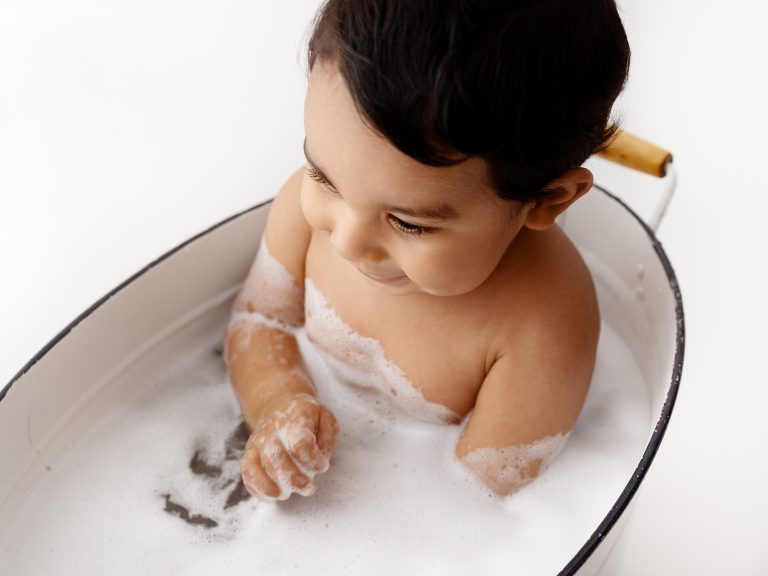 cake smash photoshoot splash in a bath photos