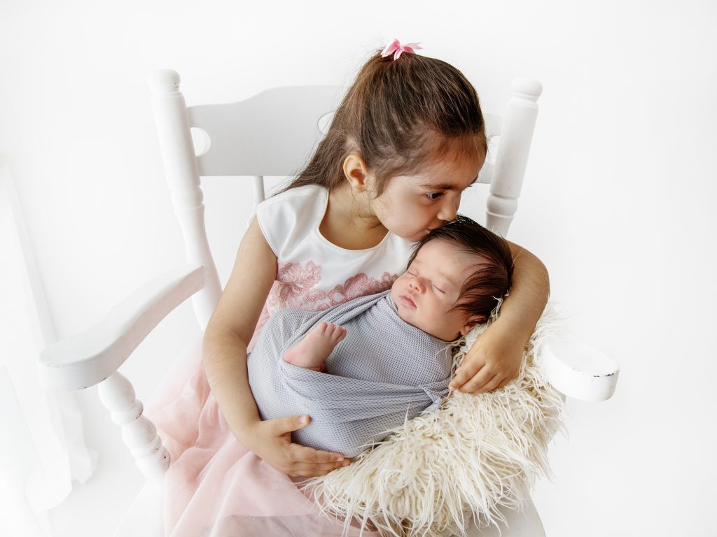 newborn photos edinburgh sibling and newborn posing