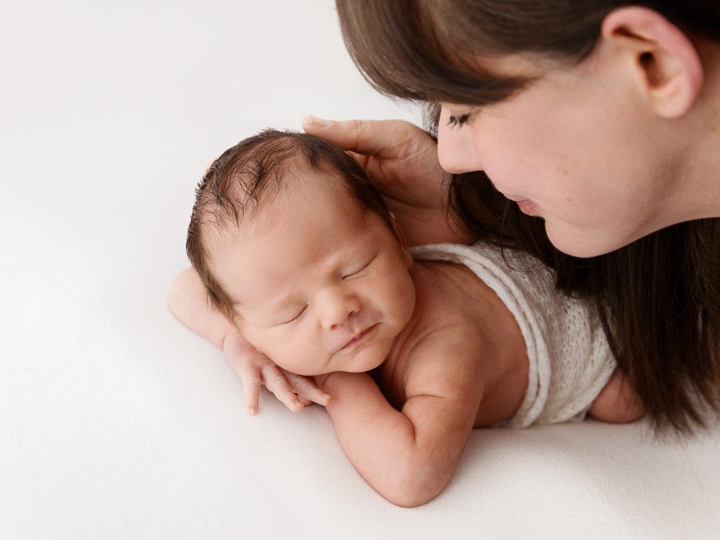 NEWBORN WITH MUM POSING SIMPLE