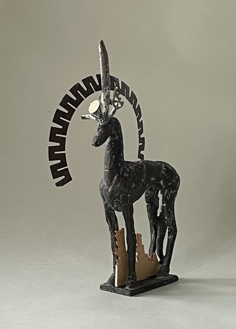 "Hirsch mit Kranz", Materialcollage aus Bronze, Eisen, Holz, 23,5 x 17 x 3,5 cm. 2023