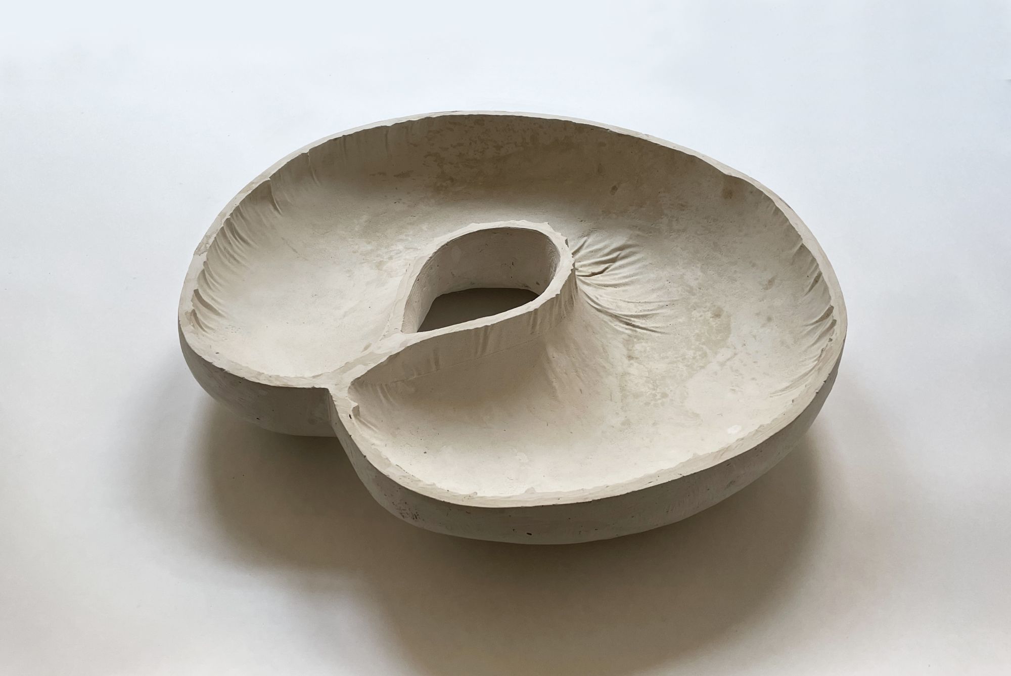 Gips, 54 x 57 x 12 cm. 2023
