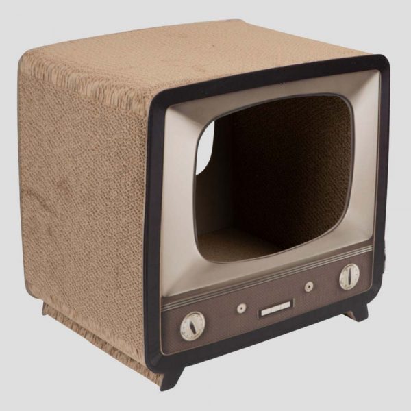 De krabmeubel TELLY van District70 is geïnspireerd op de vorm van een oude televisie en is gemaakt van duurzaam golfkarton. - zijaanzicht