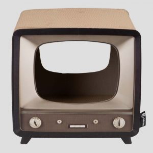 De krabmeubel TELLY van District70 is geïnspireerd op de vorm van een oude televisie en is gemaakt van duurzaam golfkarton. - vooraanzicht