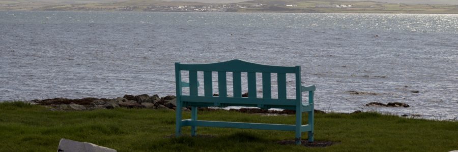 Die Bank vor der Bruichladdich-Destillerie