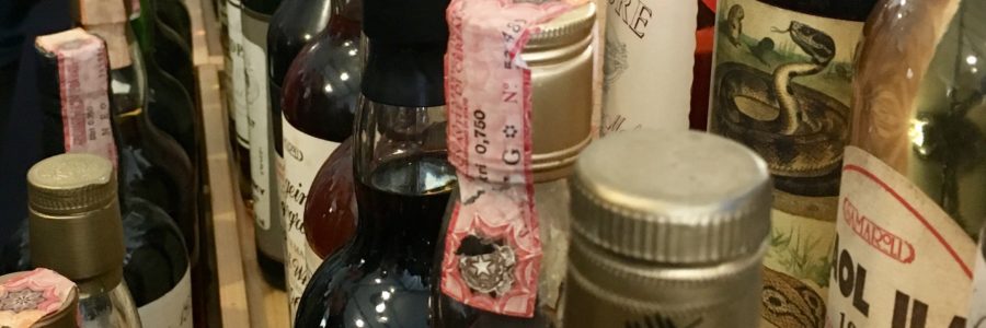 Eine Reihe alter und rarer Whiskyflaschen