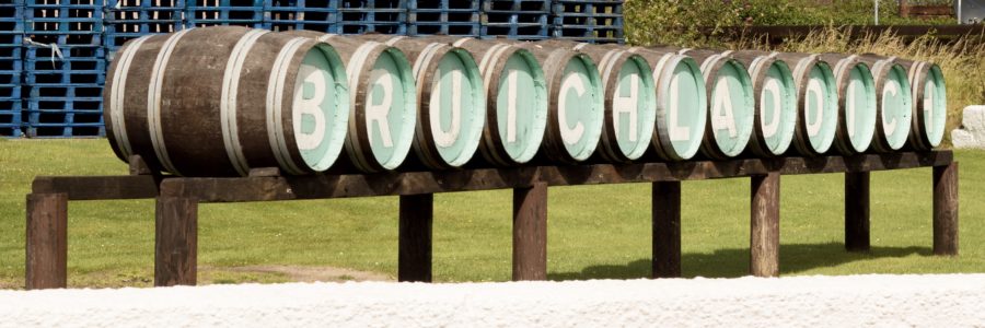 Schriftzug Bruichladdich auf Fässern, die aneinander gereiht sind