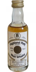 Eine Flasche Highland Park 8 mit 40% in Miniaturform.