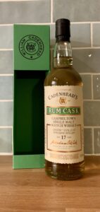 Eine Flasche Longrow 2004 von Cadenhead aus einem Rum-Fass