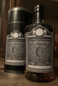 Eine Flasche The Dark Side of Islay "Deill" von Malts of Scotland