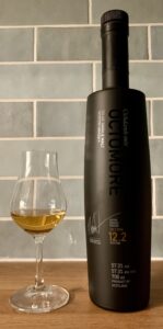 Eine Flasche Octomore 12.2