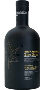 Eine Flasche des Black Art 04.1, rabenschwarz und mit düsteren Symbolen verziert.