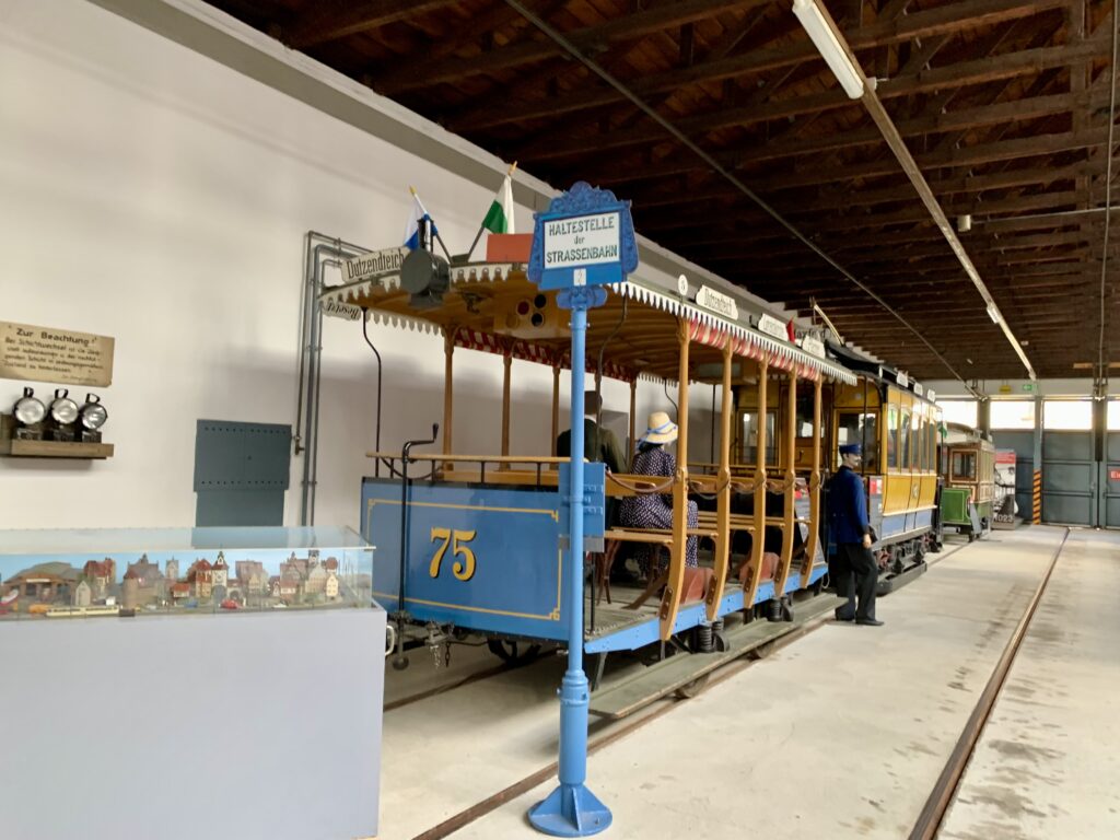 Weitere Tram im Museum des Straßenbahndepots