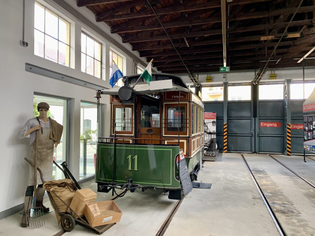 Weitere Tram im Museum des Straßenbahndepots