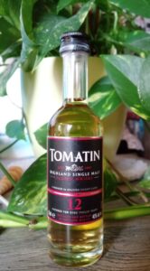 Eine Miniatur des 12-jährigen Tomatin im alten Design (um 2012)