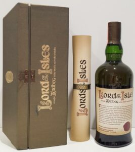 Eine Flasche Ardbeg 'Lord of the Isles' nebst Umverpackung und effektheischender Schriftrolle.