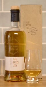 Eine Flasche Ardnamurchan AD/07.21:05 und ein gefülltes Glencairn Glas