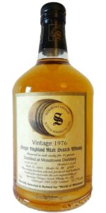 Eine Flasche Mosstowie aus dem Fass Nr. 12887, abgefüllt in einer sogenannten Dumpy Bottle, charakteristisch für Abfüllungen von Signatory Vintage in den 90ern.