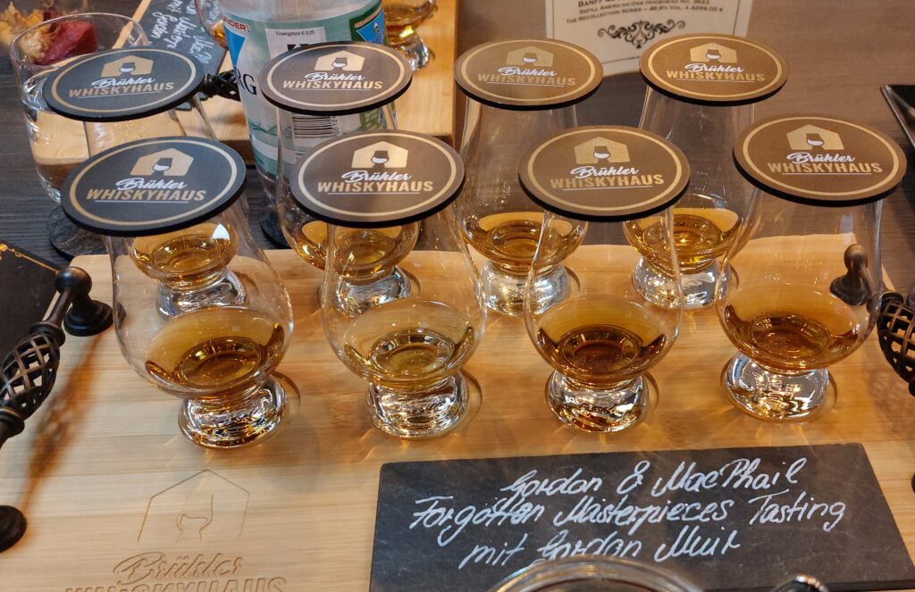 Die acht Whisky des Abends, jeweils in einem Glencairn Glas