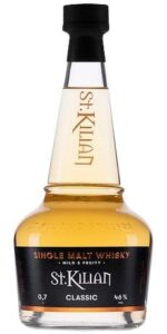 Eine Flasche St. Kilian Classic. Wie alle Whiskyflaschen von St. Kilian, glaube ich, hat auch diese die Form einer Brennblase.